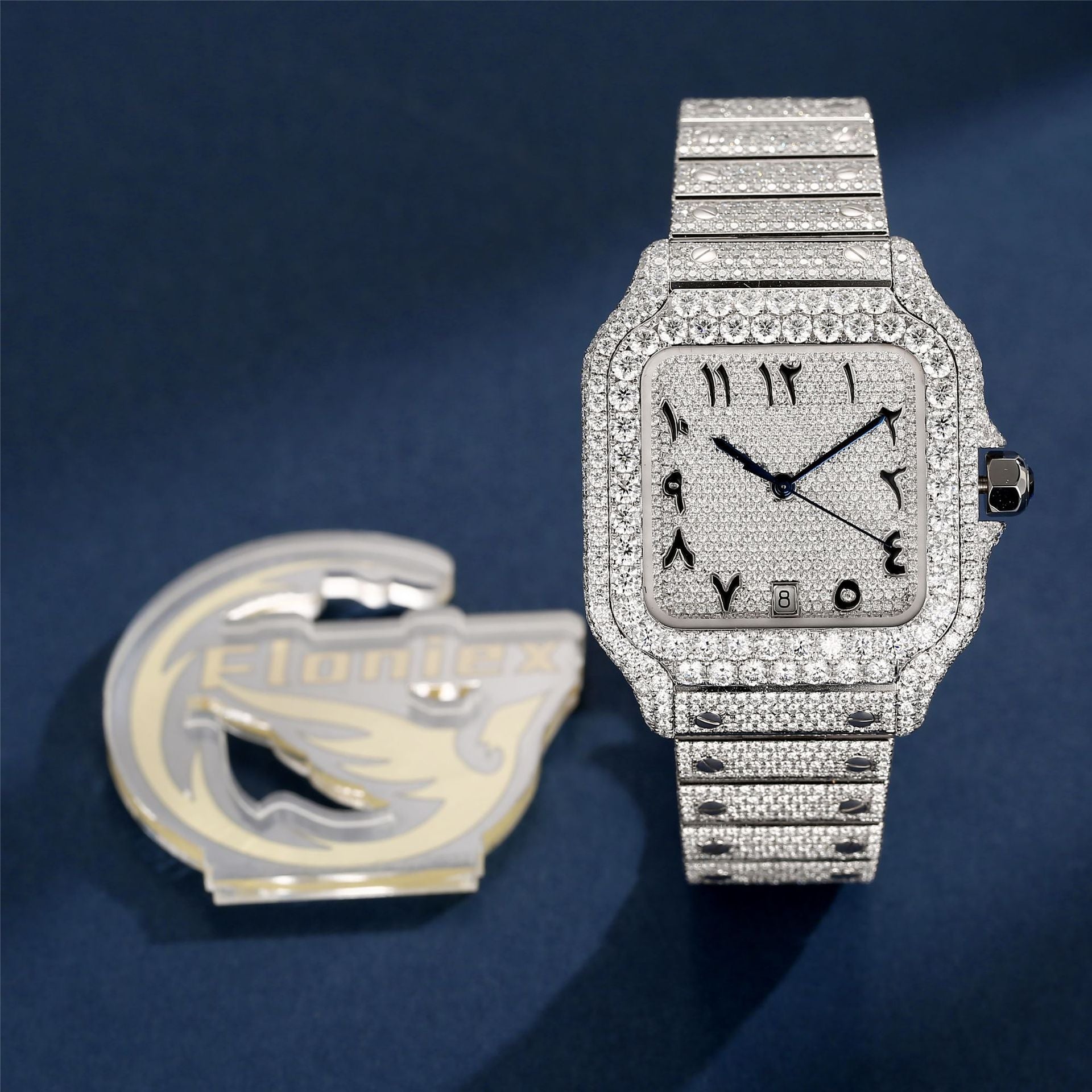 Moissanite berlian semua mengumpulkan beribu-ribu kemuliaan dalam satu. Perkhidmatan yang disesuaikan adalah bertimbang rasa. Ia direka dengan teliti dengan bahan berkualiti tinggi, menunjukkan alam baharu barang kemas yang unik dan elegan.