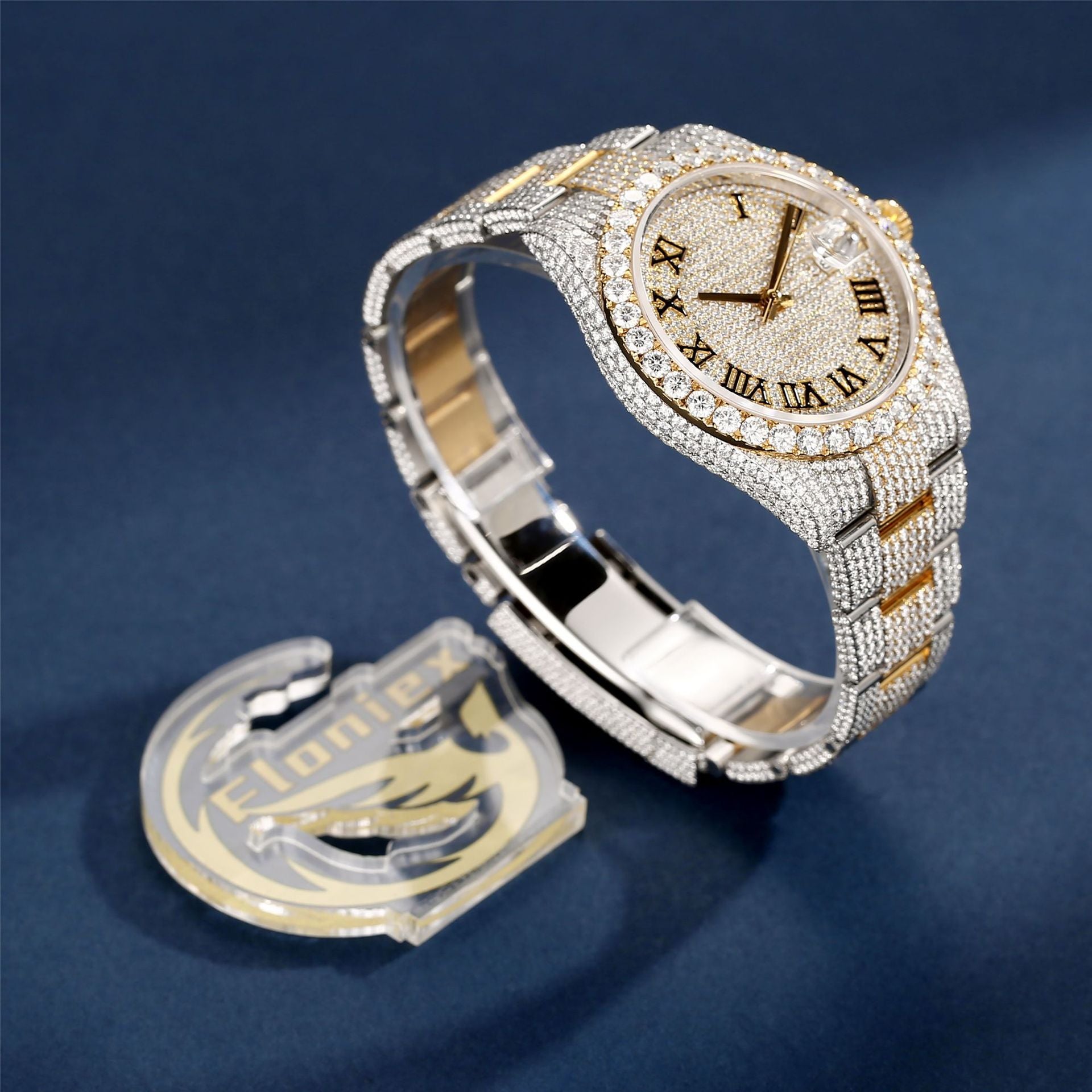 Moissanite semua berlian yang mempesonakan adalah berasaskan kualiti tinggi. Corak dan tekstur tersuai dicipta dengan ketukangan yang indah untuk memaparkan kecemerlangan hebat yang hanya milik anda.