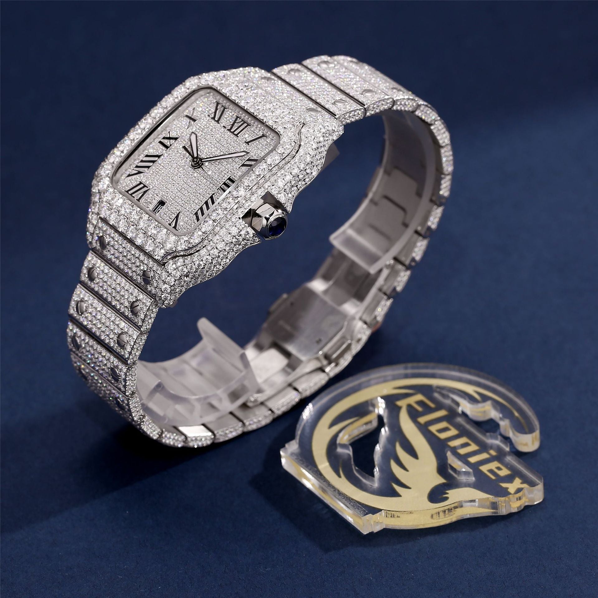 Moissanite berlian semua mengumpulkan beribu-ribu kemuliaan dalam satu. Perkhidmatan yang disesuaikan adalah bertimbang rasa. Ia direka dengan teliti dengan bahan berkualiti tinggi, menunjukkan alam baharu barang kemas yang unik dan elegan.