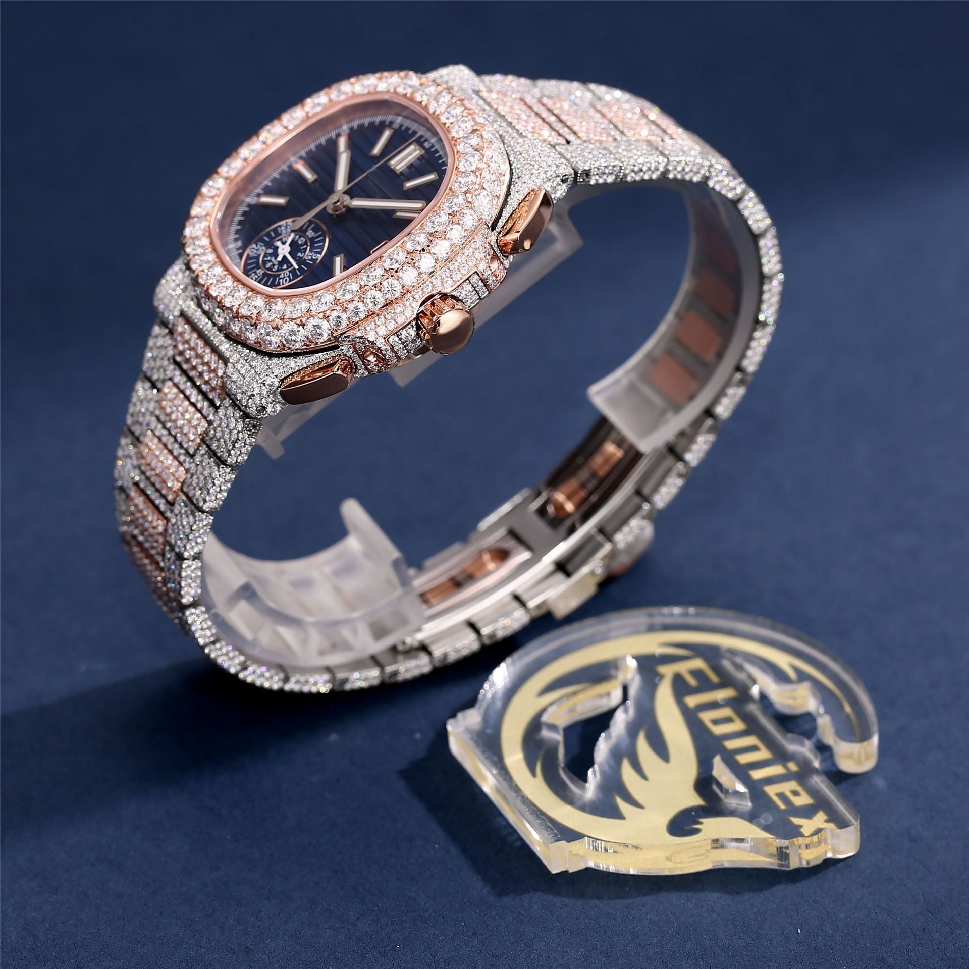 The delicate all-diamond moissanite features an exquisite cutting technique. It accepts customized styles in various forms, demonstrating high quality in details and lighting up your fashionable and brilliant moments.