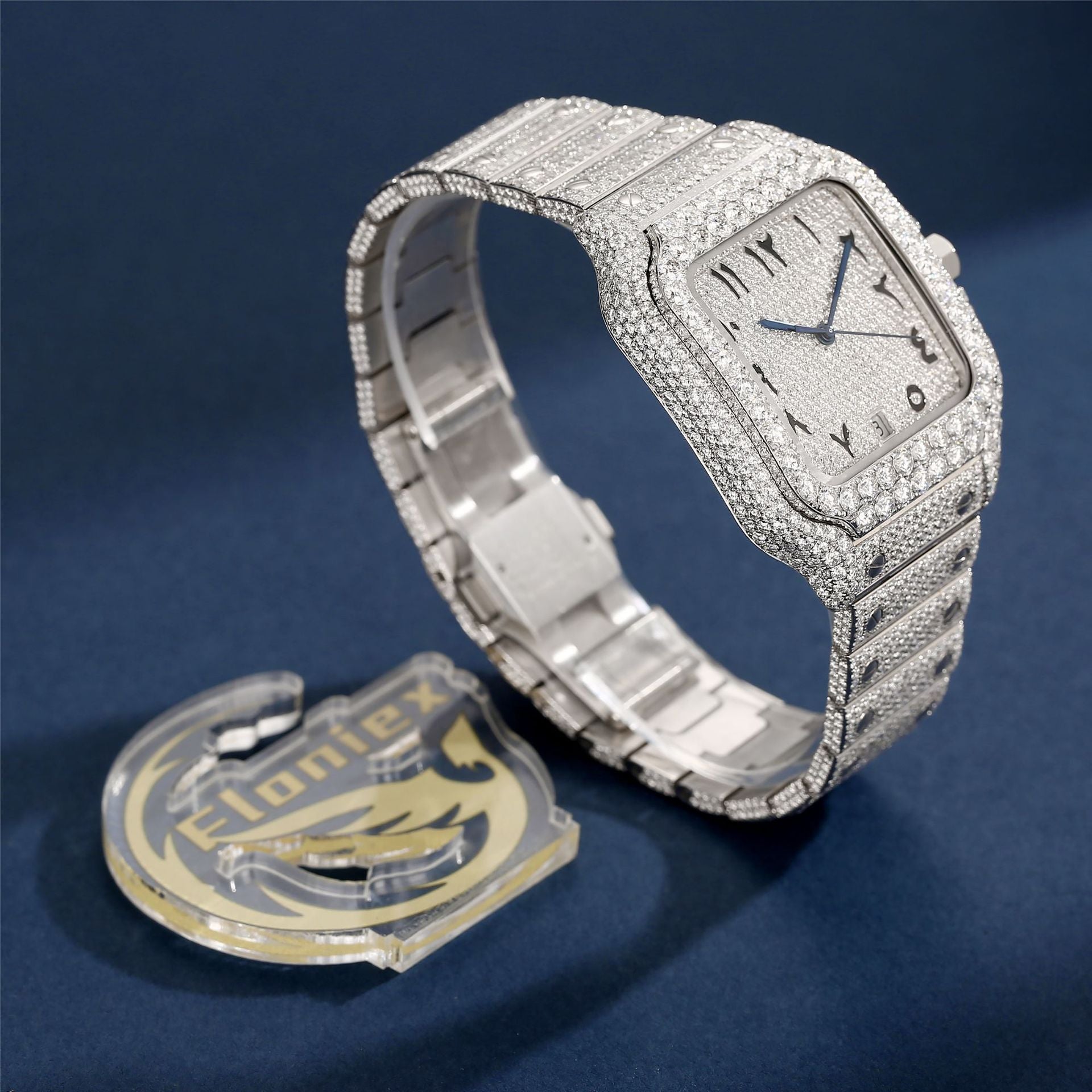 Moissanite berlian semua mengumpulkan beribu-ribu kemuliaan dalam satu. Perkhidmatan yang disesuaikan adalah bertimbang rasa. Ia direka dengan teliti dengan bahan berkualiti tinggi, menunjukkan alam baharu barang kemas yang unik dan elegan.