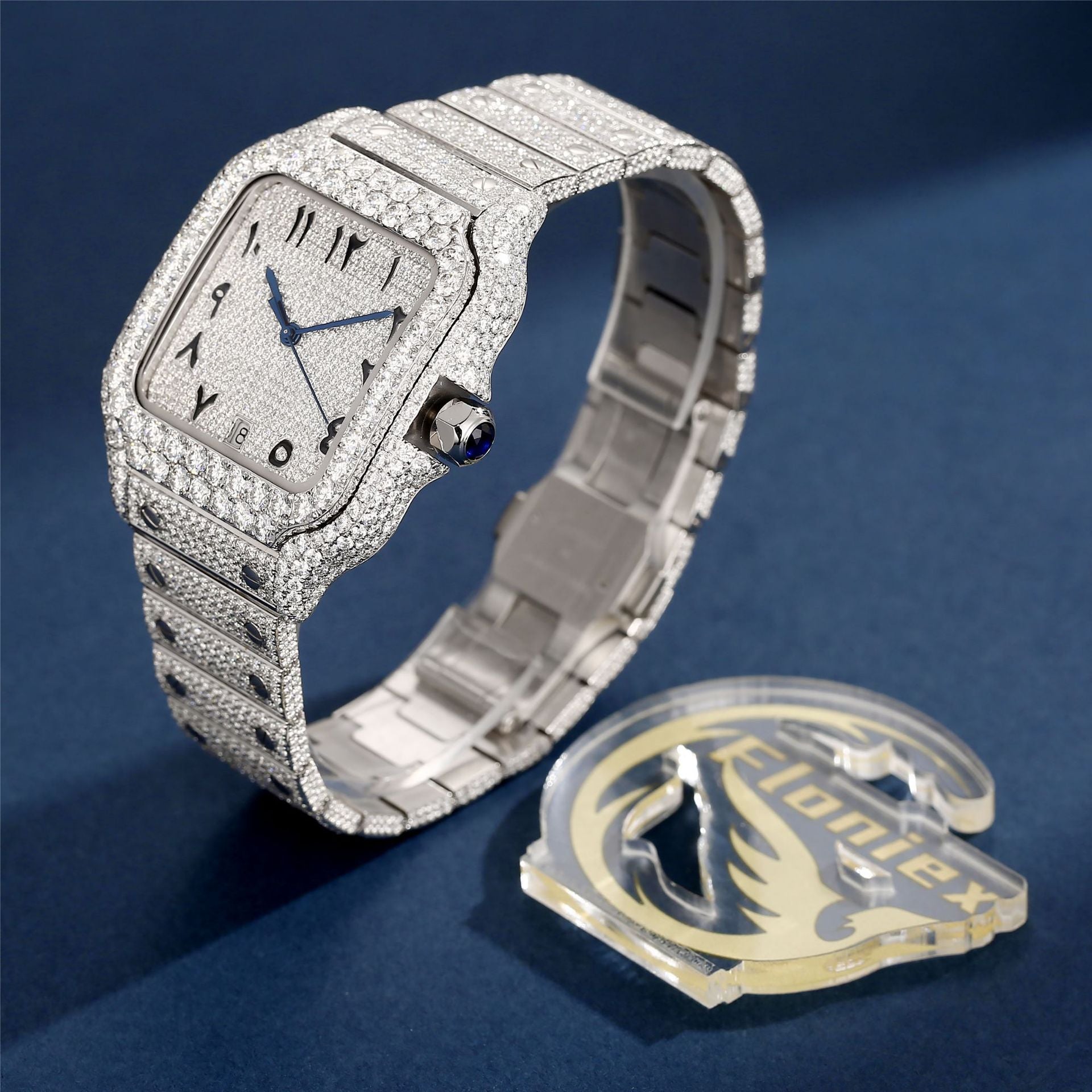 Moissanite berlian semua mengumpulkan beribu-ribu kemuliaan dalam satu. Perkhidmatan yang disesuaikan adalah bertimbang rasa. Ia direka dengan teliti dengan bahan berkualiti tinggi, menunjukkan alam baharu barang kemas yang unik dan elegan.