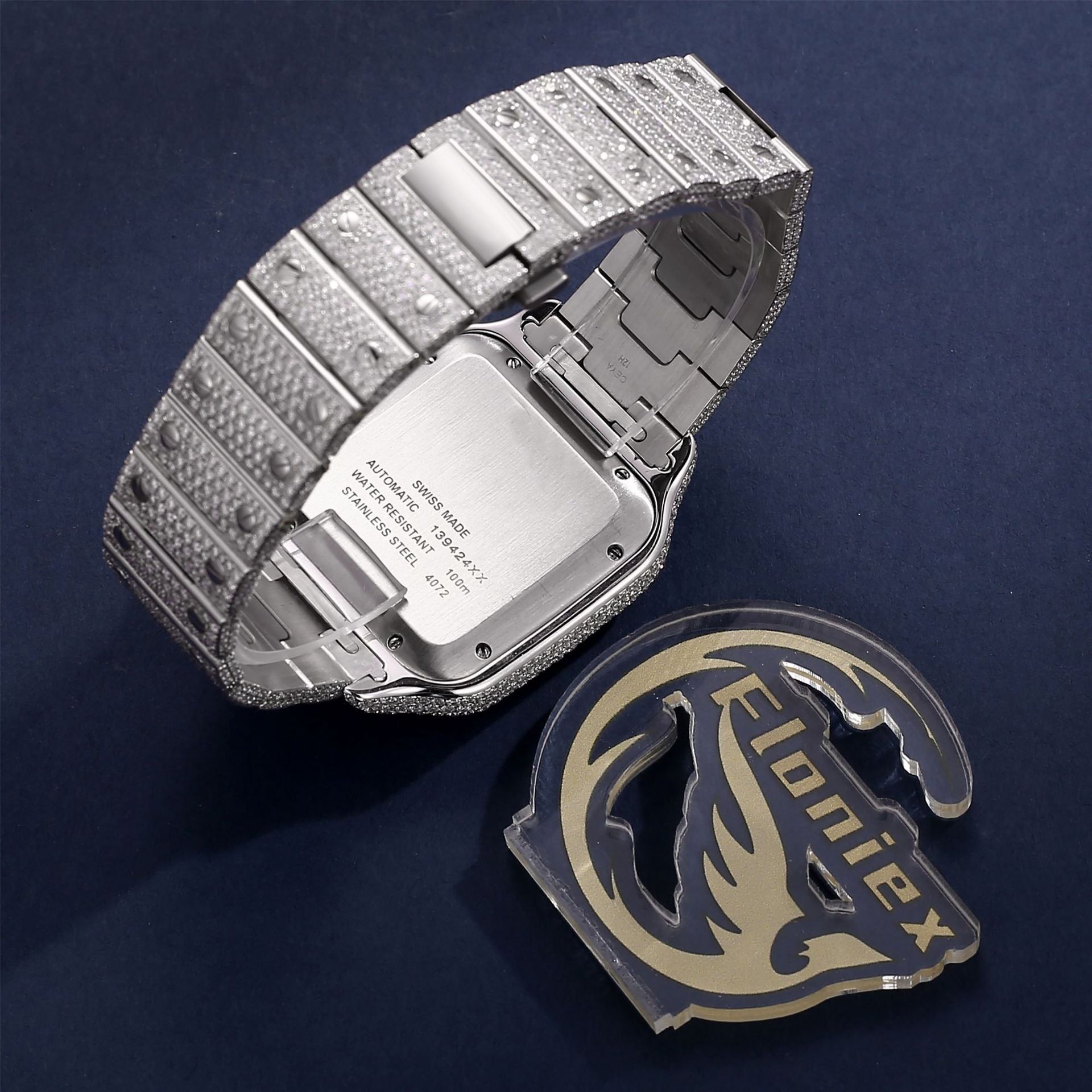 Moissanite berlian semua mengumpulkan beribu-ribu kemuliaan dalam satu. Perkhidmatan yang disesuaikan adalah bertimbang rasa. Ia direka dengan teliti dengan bahan berkualiti tinggi, menunjukkan alam baharu barang kemas yang unik dan elegan.