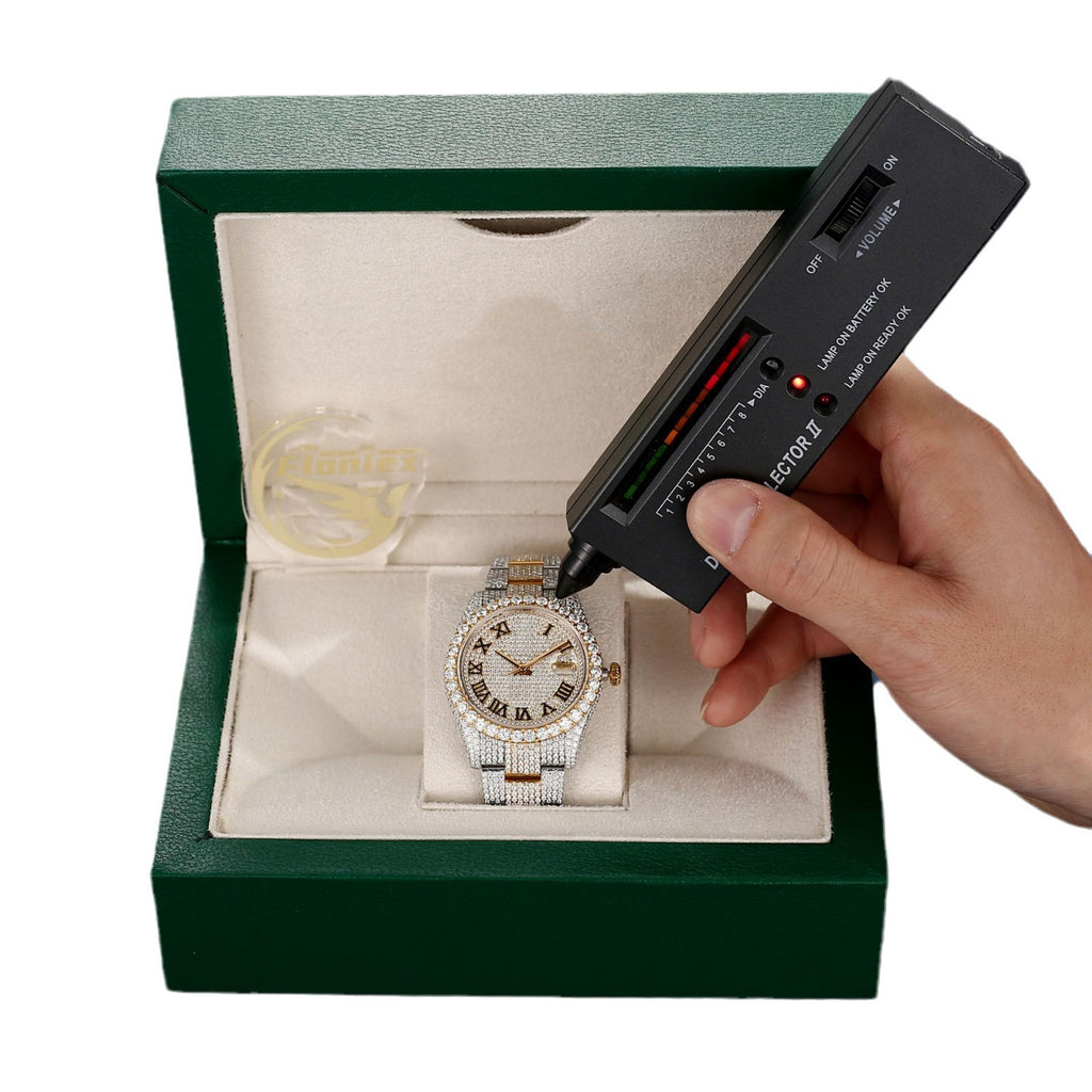 Moissanite semua berlian yang mempesonakan adalah berasaskan kualiti tinggi. Corak dan tekstur tersuai dicipta dengan ketukangan yang indah untuk memaparkan kecemerlangan hebat yang hanya milik anda.