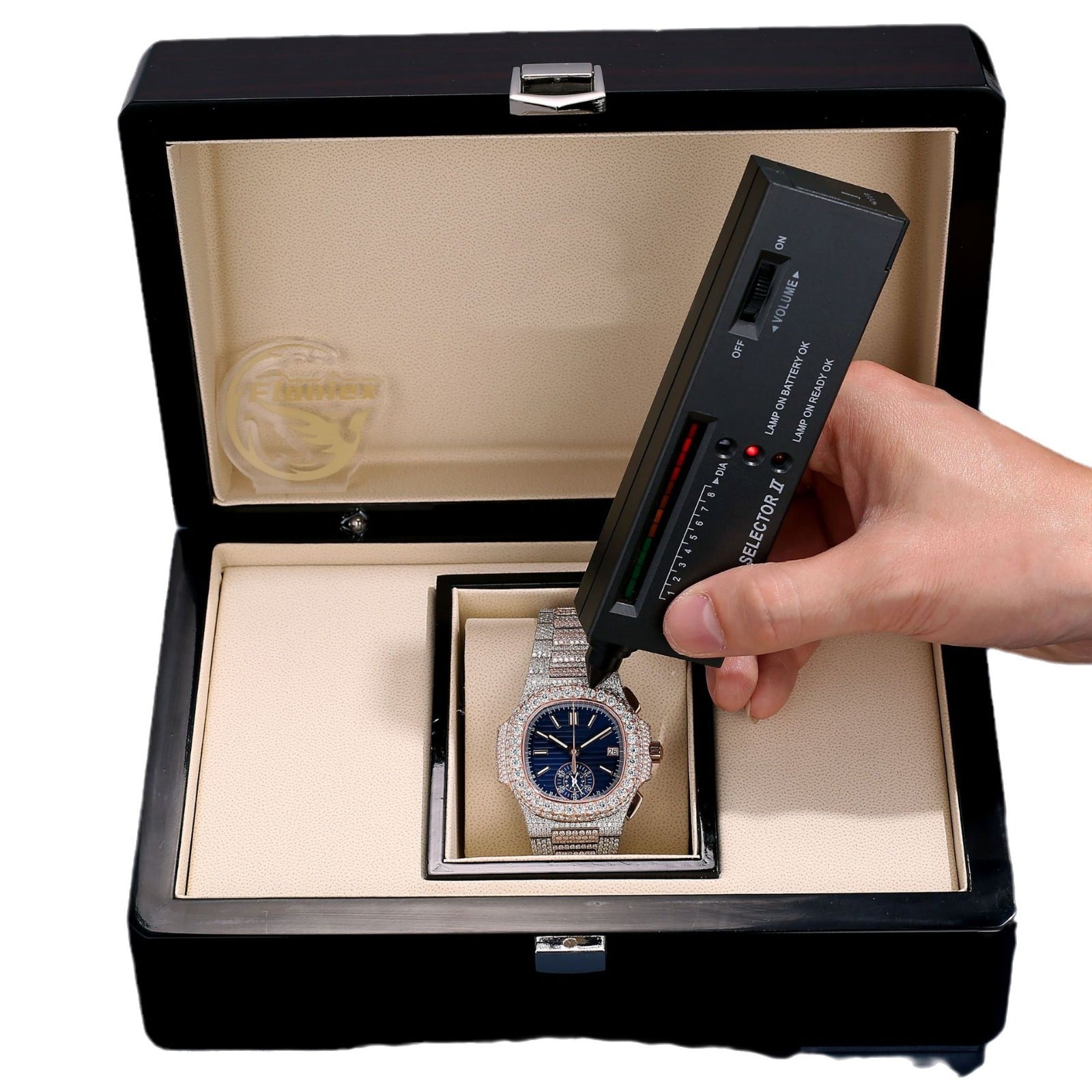 The delicate all-diamond moissanite features an exquisite cutting technique. It accepts customized styles in various forms, demonstrating high quality in details and lighting up your fashionable and brilliant moments.