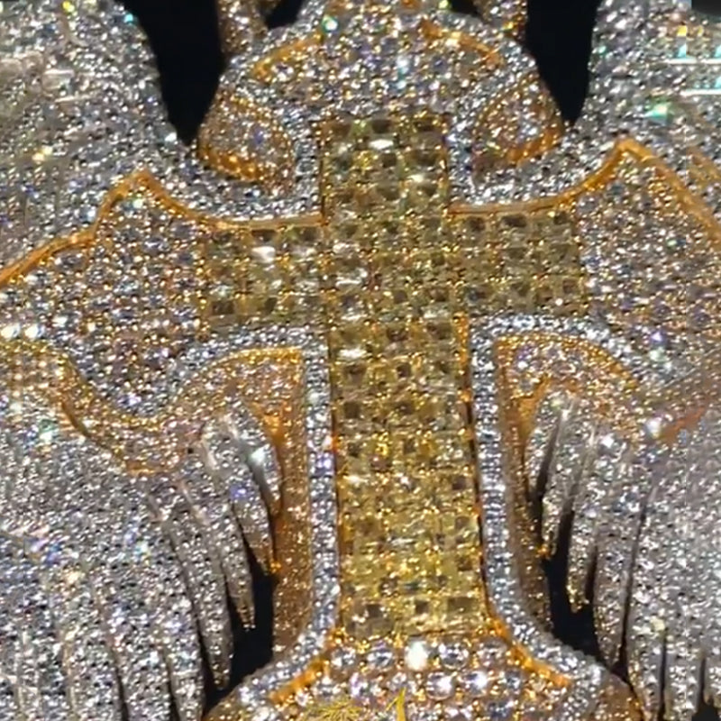 S925 Moissanite Winged Cross Pendant（Pendant only, chain not included.）