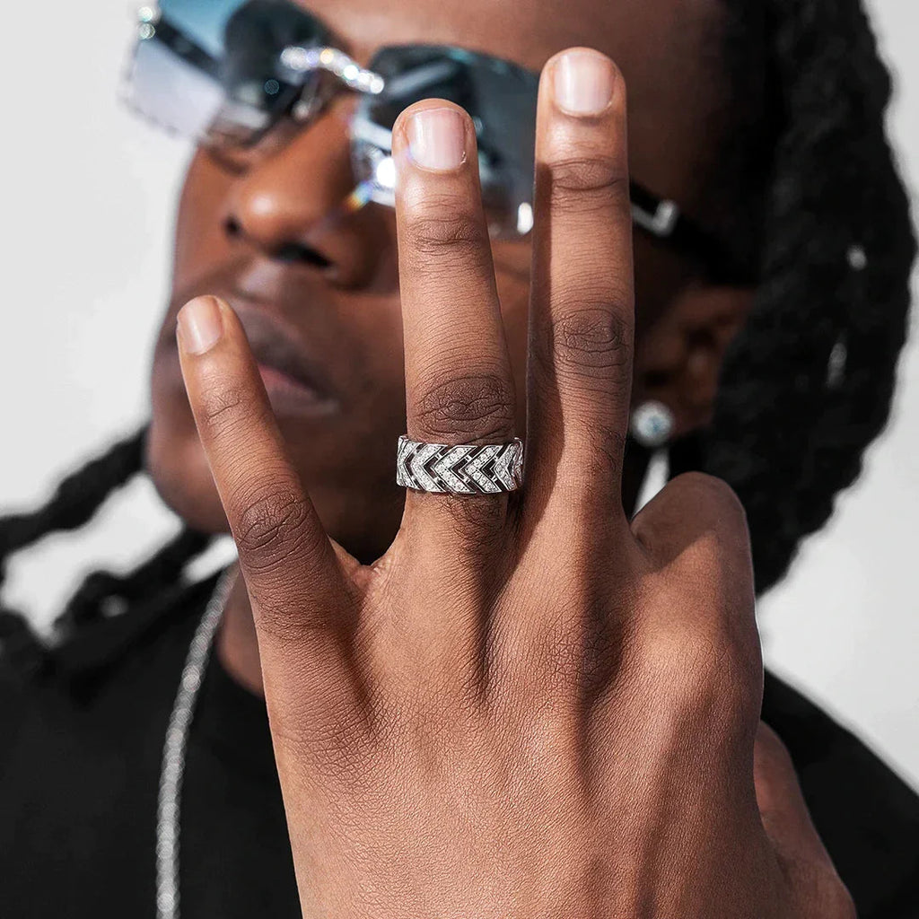 Street Style | Arrowhead Loop Ring