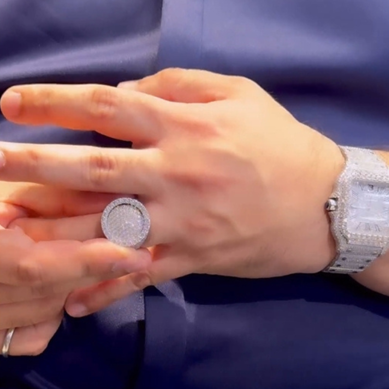 Moissanite Three-dimensional Circular Design Ring