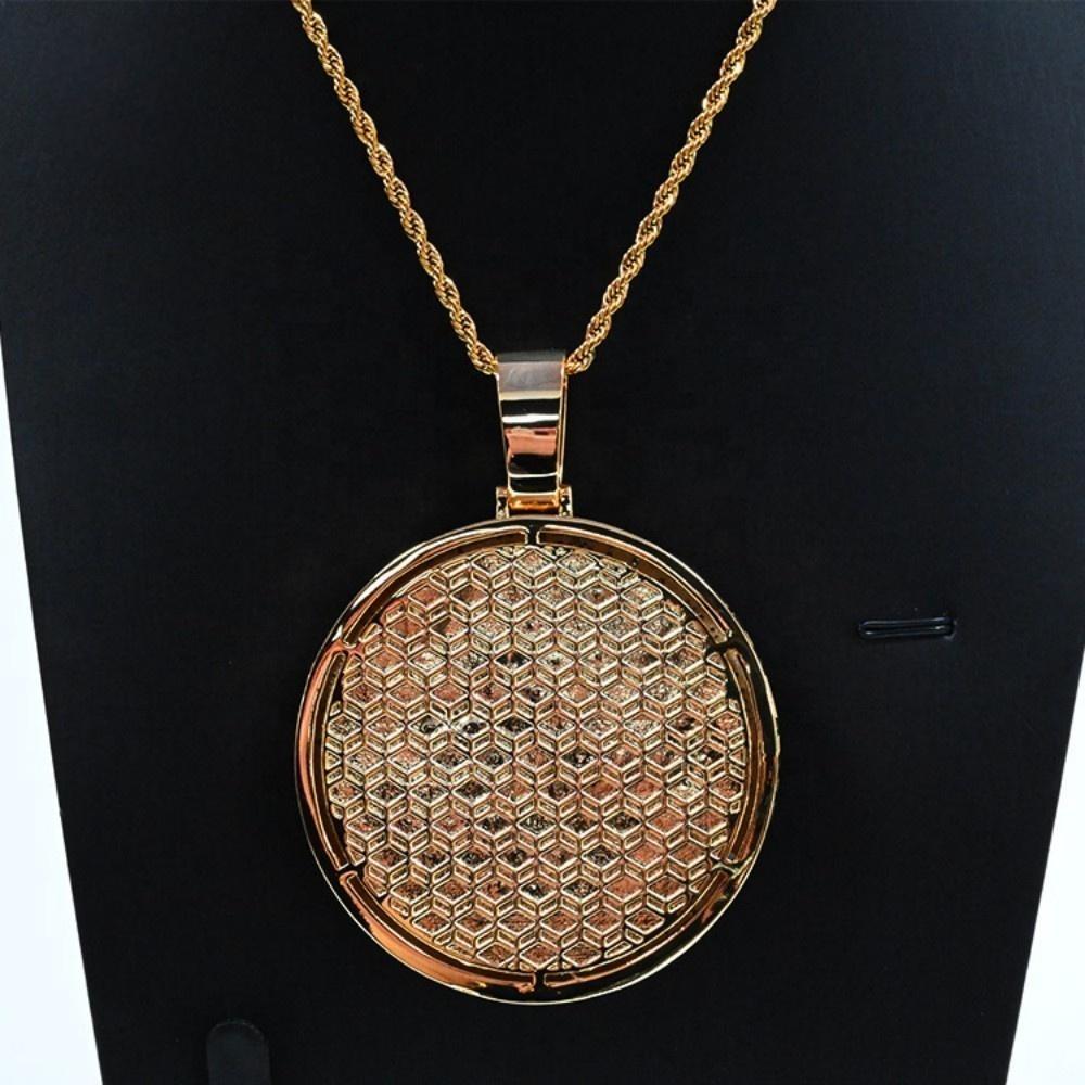 Street Style | “Hear No Evil, See No Evil, Speak No Evil” Pendant