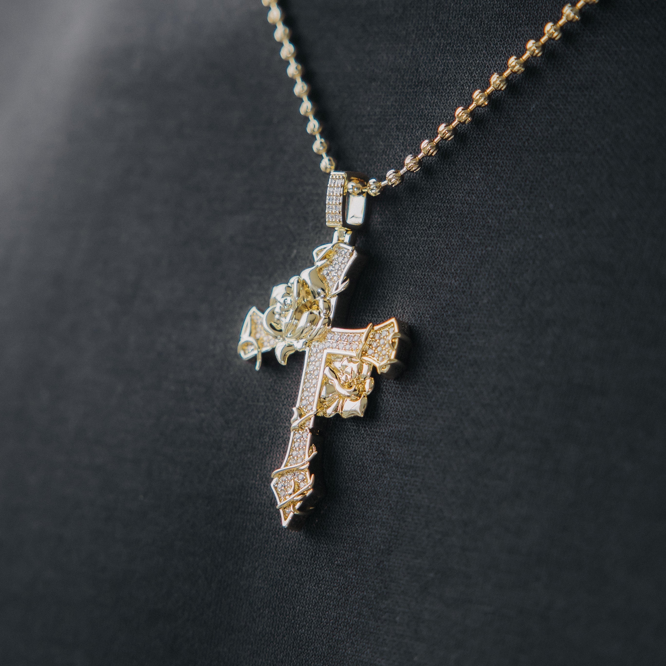 Street Style | "Ivy Cross" Gold Pendant